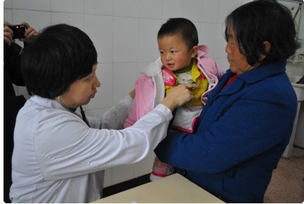昨天，在阜南县中医院，双色球中三个联合@爱佑慈善基金会 、彩虹桥基金会 继续为当地百姓进行义诊筛查。
